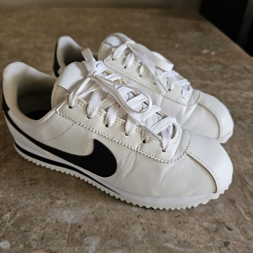 Nike Cortez Classic White-Bkack Athletic Sneakers #904764-102 Younth Size 5Y